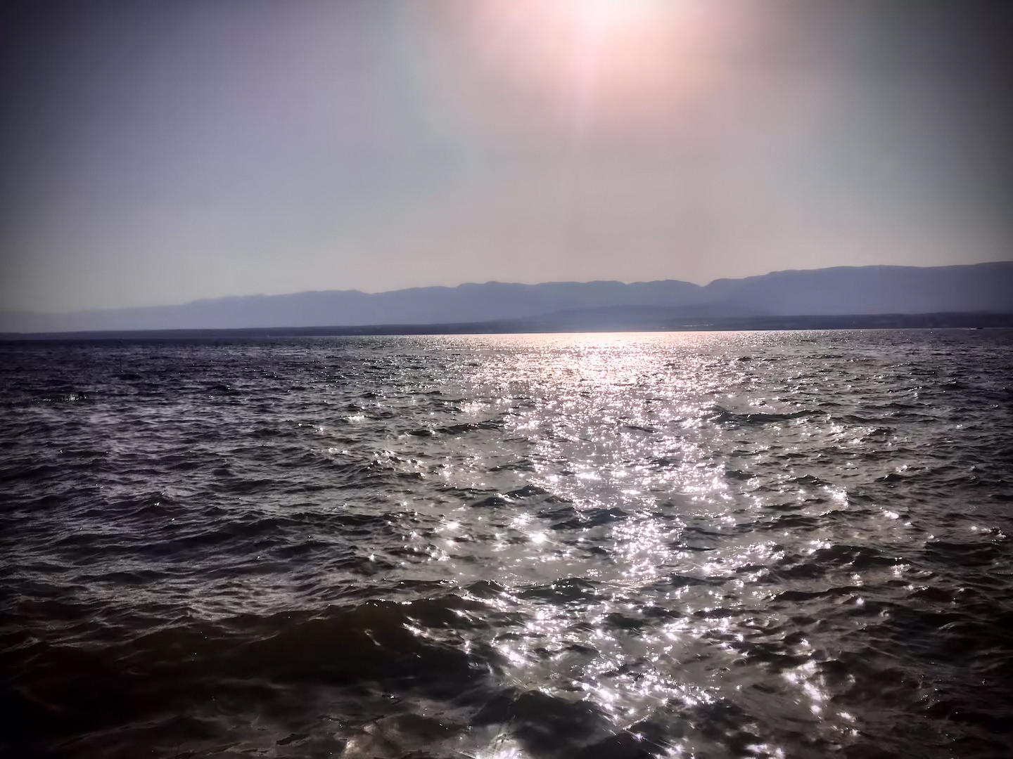 Wir nehmen den See noch einmal groß ins Bild. Glitzer, Gischt, Gegenlicht. Weiter geht’s